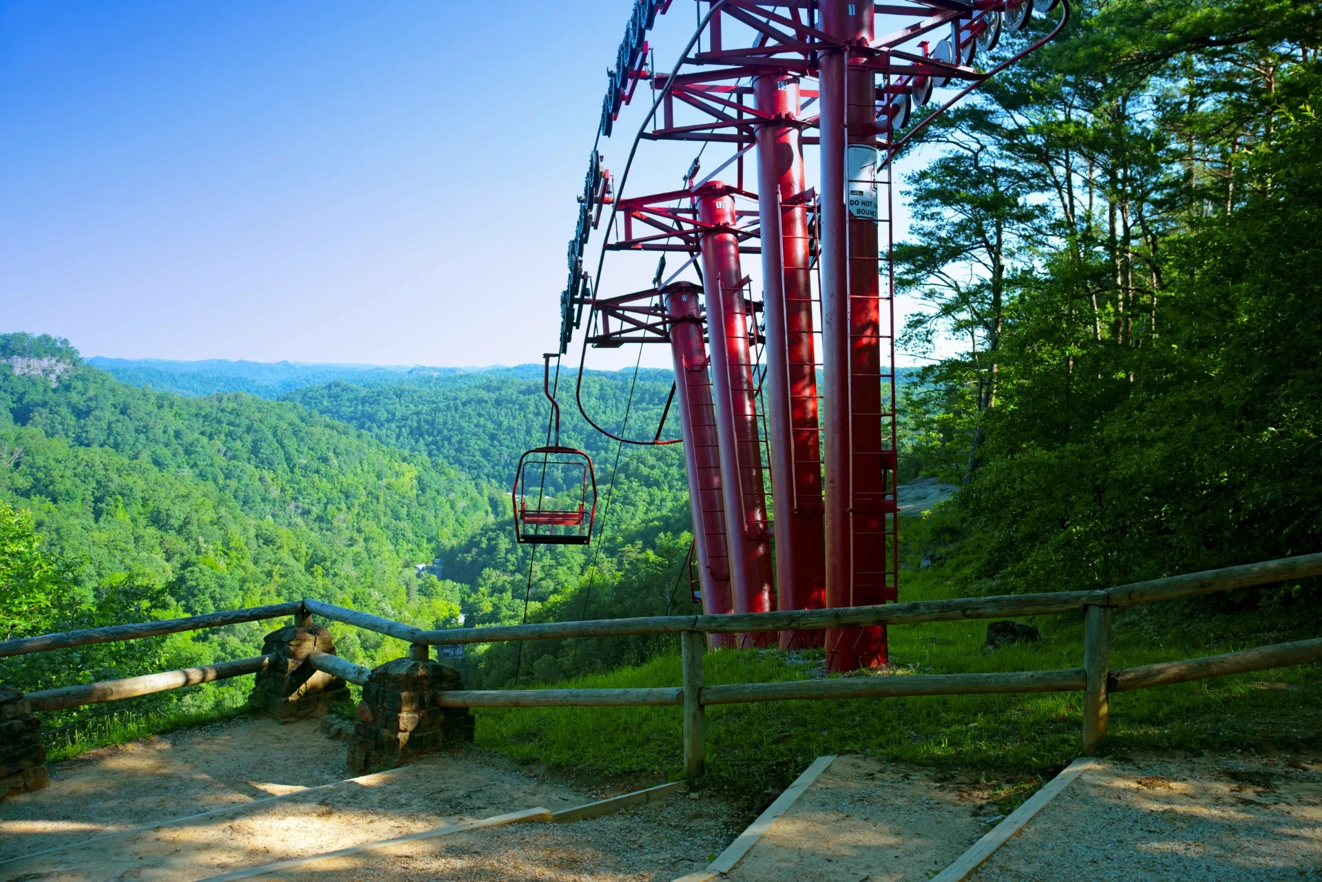 Top station of the Natural Bridge sky lift with mountain view